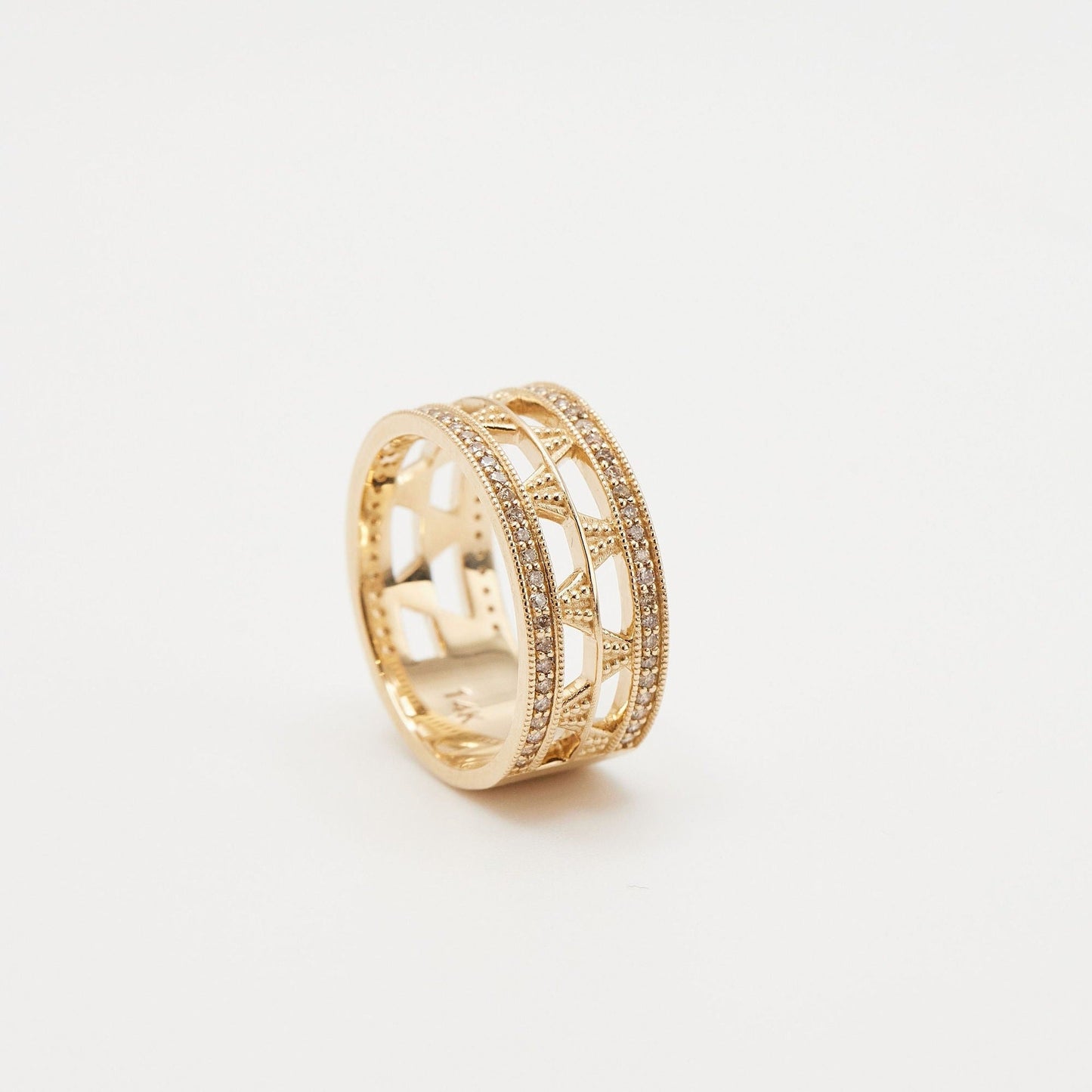 angled view of the riley 10mm band